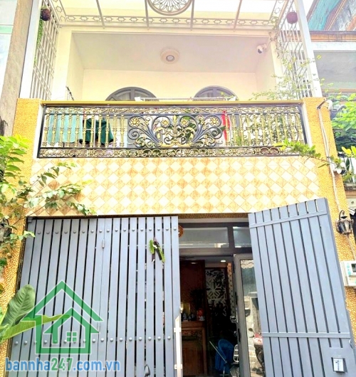CHỈ 5,6 TỶ – NHÀ HẺM XE TẢI 6M – SÁT MẶT TIỀN – BÌNH TÂN Diện tích: 48m² – sổ vuông vức, hoàn công đủ - 2 tầng BTCT (1 trệt 1 lầu) 2PN – 2 WC, ban công + giếng trời