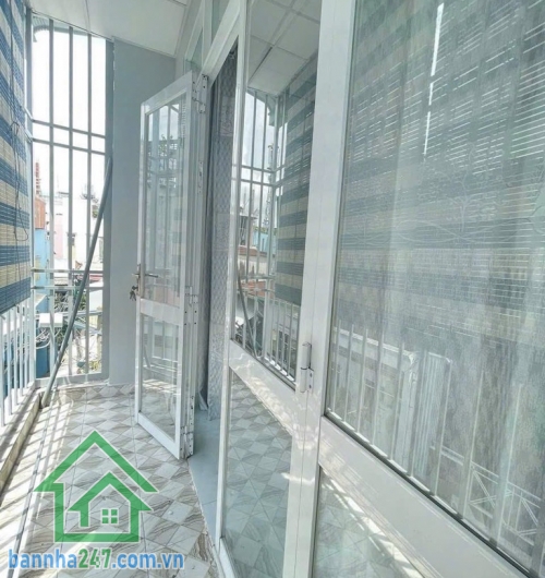 CHỈ 3,3 TỶ – NHÀ 3 TẦNG KIÊN CỐ – NGAY ÂU CƠ, TRUNG TÂM TÂN BÌNH * Diện tích 21m² (3.5 x 6m), DTSD 65m², nhà 1 trệt 2 lầu, 2PN, 2WC, có 2 ban công thoáng mát.
