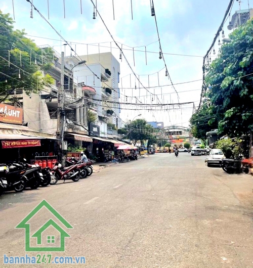 CHỈ 7,4 TỶ - NGUYỄN LÂM – QUẬN 10 | KHU PHỐ ẨM THỰC SẦM UẤT - DT: 34M² - 4 TẦNG - 5 PN – 5 WC * Ngay Nguyễn Lâm – khu phố ẩm thực nhộn nhịp * Hẻm thông, chỉ 10m ra mặt tiền. Khu dân cư hiện hữu, ở – kinh doanh – cho thuê đều tốt