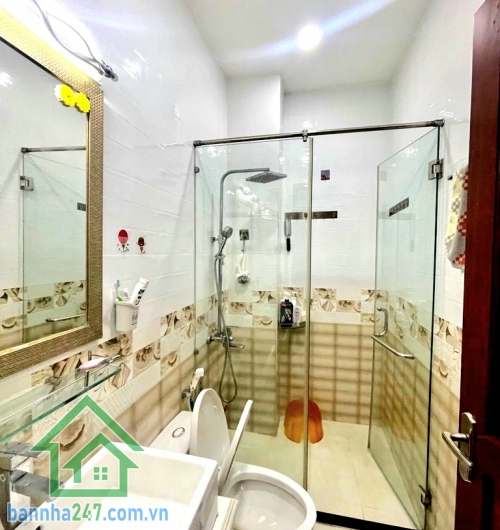 CHỈ 7,6 TỶ - HXH GÒ XOÀI – DT: (4 x 17)m - NHÀ 5 TẦNG BTCT – 4PN 4WC – CÁCH MẶT TIỀN 10M Diện tích: 4 x 17m – vuông vức Kết cấu: 1 trệt + 3 lầu + sân thượng
