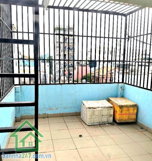 CHỈ 6,3 TỶ – HẺM XE TẢI THÔNG – NHÀ 5 TẦNG LUNG LINH - CỬA SAU THOÁNG MÁT – Ở NGAY – 5PN 4WC Kết cấu: 5 tầng có lửng, xây kiên cố – hoàn công chuẩn Công năng: Công năng: 5PN – 4WC, phù hợp gia đình đông người. Cửa sau thoáng mát, nhà luôn sáng gió