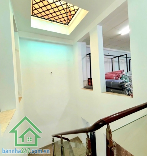 CHỈ 15 TỶ – KHU VIP BÀU CÁT, TÂN BÌNH – HẺM 10M NHƯ MẶT TIỀN – NGAY CHỢ VẢI – GẦN 100M² – 3 TẦNG BTCT – 4PN – 3WC - SỔ VUÔNG! Vị trí: Trung tâm Bàu Cát