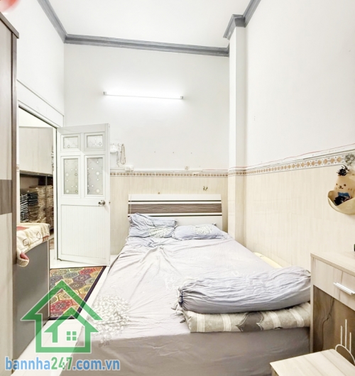 CHỈ 6,8 TỶ – NHÀ ĐẸP LẠC LONG QUÂN – TÂN BÌNH – HXH ĐỔ CỬA – 3 TẦNG BTCT – 55M² – NỞ HẬU TÀI LỘC - 4PN, 3WC Vị trí đắc địa: Trung tâm Tân Bình, gần chợ vải Tân Bình, giáp Quận 11 – Tân Phú – Quận 10, gần BV Thống Nhất, sân bay, nhà ga T3, trường học, tiện