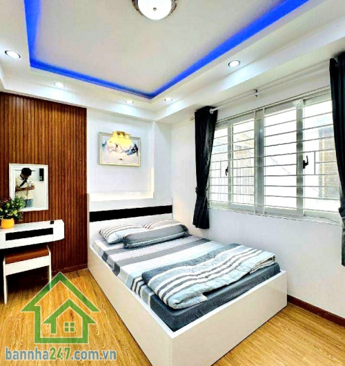 CHỈ 4,5 TỶ – NHÀ 4 TẦNG MỚI Ở NGAY – FULL NỘI THẤT – HẺM THÔNG – PHÚ NHUẬN HIẾM CÓ! Kết cấu: Trệt + 2 lầu + sân thượng, 2PN khép kín – 3WC – PK – bếp – sân thượng. 