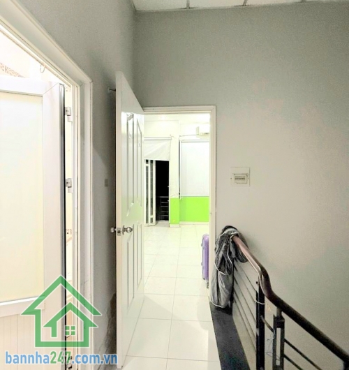 CHỈ 4,5 TỶ - NHÀ ĐẸP – HẺM THÔNG – BÌNH LONG, TÂN PHÚ - 4 PN – 3 WC  - Diện tích: 4.1 x 11m (≈ 46m²)  - Kết cấu: 1 trệt 2 lầu – 3 tầng BTCT cực kỳ chắc chắn.  Mob 0933 144 037