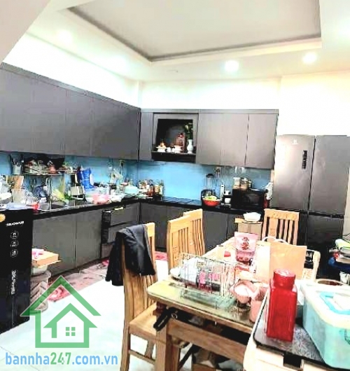 CHỈ 5,9 TỶ – HẺM NỘI BỘ VIP – ĐƯỜNG 6M – NHÀ 4 TẦNG MỚI ĐẸP - 4PN – 5WC - P. THỜ Căn nhà “đáng sống” – khu phân lô cao cấp, an ninh, dân trí cao! Diện tích: 39m² (4 × 10m) – DT sàn 155m². Kết cấu: 4 tầng (trệt + 2 lầu + sân thượng). Công năng: 4PN – 5WC –