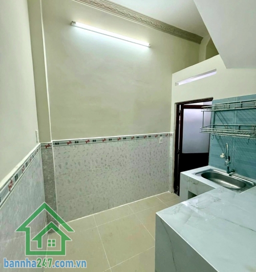 CHỈ 3,6 TỶ – TRUNG TÂM GÒ VẤP – 2 TẦNG MỚI ĐẸP – HẺM XE HƠI SÁT MẶT TIỀN QUANG TRUNG - 2PN – 2WC Diện tích: 24m² (3.5m x 7m) Kết cấu: 2 tầng – 2PN – 2WC. Hẻm 3.5m, xe hơi 4 chỗ tới cửa. Nhà mới đẹp, vào ở ngay. Vị trí trung tâm Phường 1, sát mặt tiền Đườn