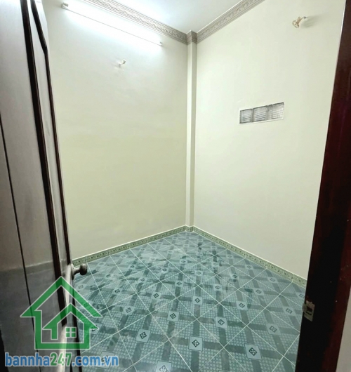 CHỈ 3,6 TỶ – TRUNG TÂM GÒ VẤP – 2 TẦNG MỚI ĐẸP – HẺM XE HƠI SÁT MẶT TIỀN QUANG TRUNG - 2PN – 2WC Diện tích: 24m² (3.5m x 7m) Kết cấu: 2 tầng – 2PN – 2WC. Hẻm 3.5m, xe hơi 4 chỗ tới cửa. Nhà mới đẹp, vào ở ngay. Vị trí trung tâm Phường 1, sát mặt tiền Đườn
