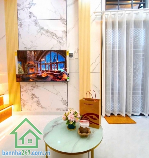 CHỈ 3,68 TỶ – TRUNG TÂM CMT8 – 4 TẦNG BTCT – FULL NỘI THẤT – DÒNG TIỀN TỐT - 3PN – 4WC riêng Căn nhà “giá hiếm” ngay trung tâm – vừa ở vừa cho thuê cực ổn! Kết cấu: 1 trệt 3 lầu – mái đúc BTCT kiên cố Công năng: 3PN – 4WC riêng từng phòng Có ban công – sâ