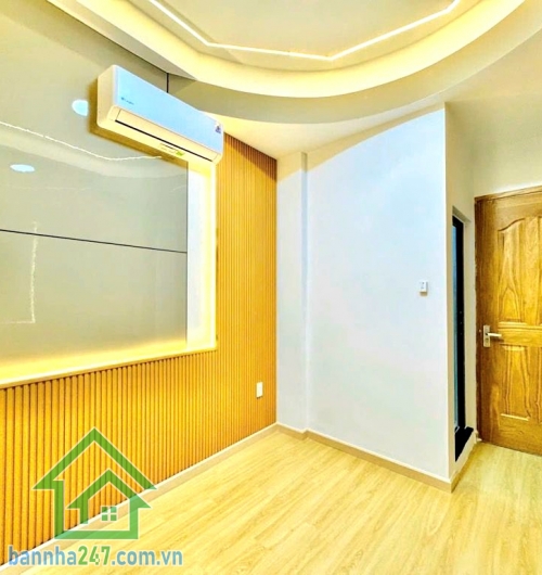 CHỈ 4,6 TỶ – PHAN XÍCH LONG – PHÚ NHUẬN – 3 TẦNG – 3PN - 2WC Căn nhà trung tâm phố ẩm thực – nhỏ gọn nhưng “có võ”! Diện tích: 15m² – sổ vuông vức đẹp. Mob 0933144037