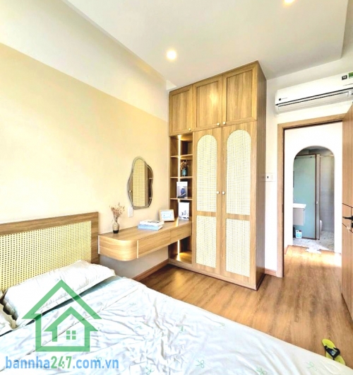 CHỈ 4,75 TỶ – NHÀ MỚI ĐẸP – GẦN PHAN XÍCH LONG – PHAN ĐĂNG LƯU Căn nhà xinh xắn trung tâm Phú Nhuận – giá mềm, ở là mê! Kết cấu: Trệt + 2 lầu + sân thượng. 2PN - 3WC