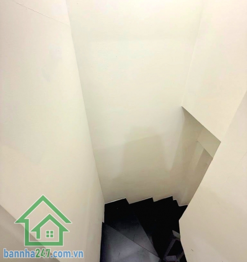 CHỈ 4,58 TỶ – KHU HIẾM NHÀ VƯỜN LÀI, QUẬN 10 – 3 TẦNG – NỞ HẬU - 2PN – 3WC Căn nhà trung tâm Quận 10 – nhỏ xinh nhưng “cực có giá trị”! Diện tích: 22m² (2.8 × 6) Nở Hậu 4,7m Mob 0933144037