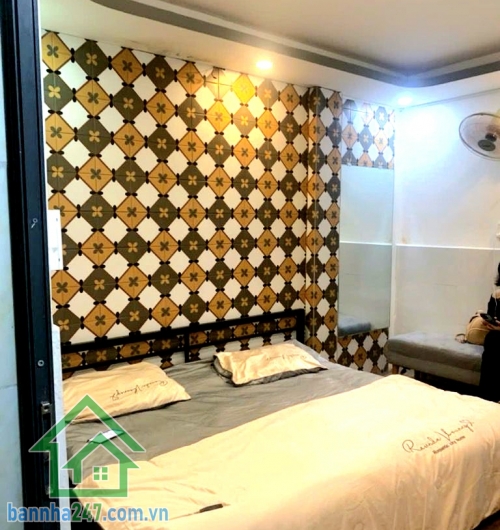 CHỈ 4,6 TỶ (TL) – PHỐ TÂY BÙI VIỆN – SÁT MẶT TIỀN – NGANG 4.2M - 2PN – 2WC Căn nhà trung tâm Quận 1 – vị trí “hái ra tiền” – cực kỳ hiếm! Diện tích: ~21m² (4.2 × 5m) Diện tích sử dụng: ~30m². Kết cấu: 1 trệt 1 lầu. Công năng: 2PN – 2WC – phòng khách – bếp