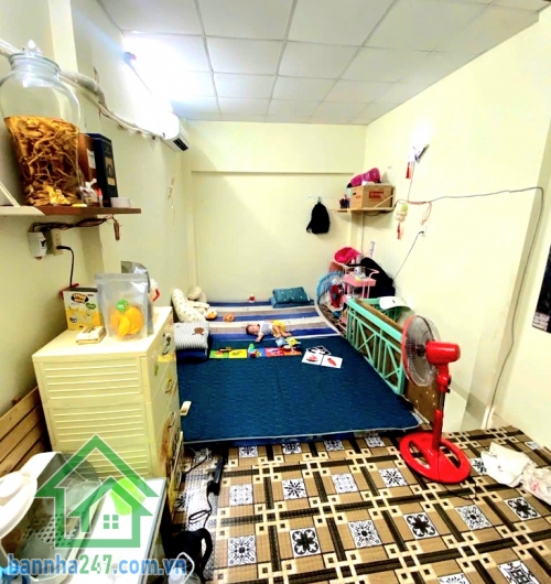 CHỈ 3,9 TỶ - SÁT MT HUỲNH VĂN BÁNH – NHÀ NHỎ Ở NGAY – 2 TẦNG - 2PN - 2WC Chỉ 68m ra mặt tiền Huỳnh Văn Bánh Gần Lê Văn Sỹ – khu trung tâm sầm uất Diện tích: 20m² Kết cấu: 1 trệt 1 lầu ✔ 2 PN ✔ 2 WC ✔ Phòng khách – bếp đầy đủ công năng ✔ Nhà gọn gàng – vào