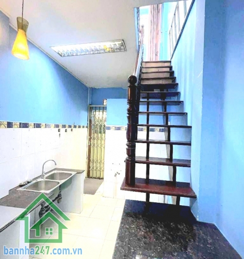 CHỈ 3,9 TỶ – GẦN NGÃ TƯ NGUYỄN TRI PHƯƠNG – BÀ HẠT 2 MẶT HẺM – TRUNG TÂM QUẬN 10 - 24M² - 2 TẦNG BTCT - 2 PN - SHR - HOÀN CÔNG ĐẦY ĐỦ  Vị trí cực đẹp gần Nguyễn Tri Phương – Bà Hạt Gần phố ẩm thực Nguyễn Tri Phương – BV Nhi Đồng 1 Thuận tiện di chuyển Quậ