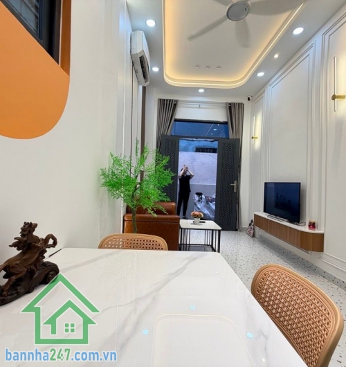CHỈ 5,25 TỶ – DUY TÂN, PHÚ NHUẬN – KHU VIP CẦU KIỆU – 2 TẦNG - 3PN – 2WC  Nhà trung tâm hiếm bán – vị trí “kim cương” giáp Quận 1, Quận 3! Diện tích: 30m² (3 x 10)  Mob 0933144037