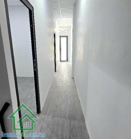 CHỈ 4,6 TỶ – HXH 6M – NHÀ ĐẸP Ở NGAY – SÁT TÂN PHÚ - DT: 33M² - 2 TẦNG - 2PN 2WC • Diện tích: 33m² (3m x 11m) • Kết cấu: 1 trệt 1 lầu • Công năng: 2 PN - 2WC, BẾP, PK, BAN CÔNG