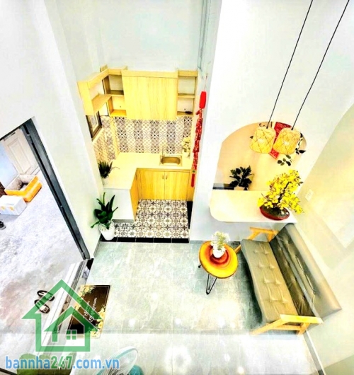 CHỈ 2,86 TỶ – SỔ RIÊNG TÂN BÌNH – DTSD: 45M² - 2 TẦNG - 2PN 2WC - CHO THUÊ 7TR/TH Gần nhà ga T3, 10 phút qua sân bay, 5 phút tới Emart 2 – khu vực nhộn nhịp. DTSD: 45m² – lô góc, không lộ giới. Kết cấu: 1 trệt 2 lầu chắc chắn. ✔ 2PN – 3WC