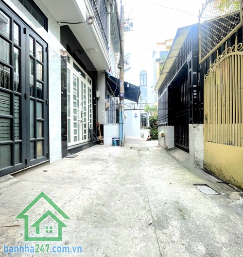 CHỈ 2,86 TỶ – SỔ RIÊNG TÂN BÌNH – DTSD: 45M² - 2 TẦNG - 2PN 2WC - CHO THUÊ 7TR/TH Gần nhà ga T3, 10 phút qua sân bay, 5 phút tới Emart 2 – khu vực nhộn nhịp. DTSD: 45m² – lô góc, không lộ giới. Kết cấu: 1 trệt 2 lầu chắc chắn. ✔ 2PN – 3WC