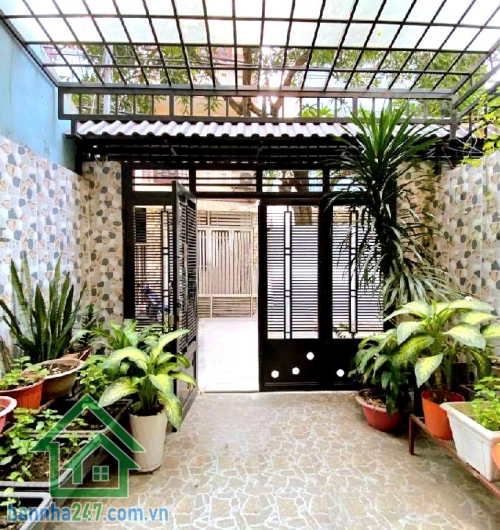 CHỈ 8,5 TỶ – HXH BỜ BAO TÂN THẮNG – NGAY AEON MALL TÂN PHÚ - 3 TẦNG – 4x16 – 3PN 3WC – Ở NGAY Diện tích: 4m x 16m – đất vuông vức, công nhận đủ Kết cấu: 1 trệt + 2 lầu – BTCT kiên cố - 3PN – 3WC. Phòng khách rộng – bếp thoáng