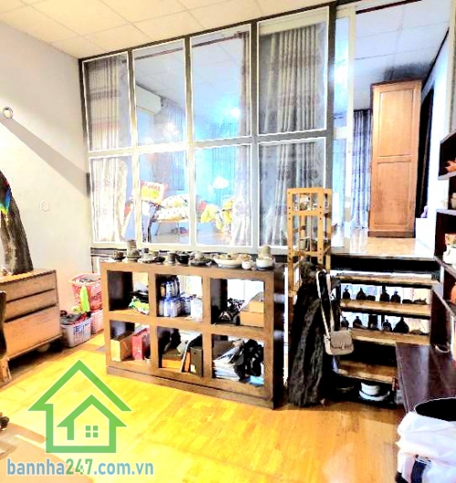 CHỈ 4,4 TỶ – HXH LÊ VĂN KHƯƠNG – 88M² (4x22) - CẤP 4 - 2PN - 2WC Diện tích hiếm: 88m² ngang 4m dài 22m Hẻm xe hơi vào tận nhà Nhà cấp 4 gồm: 2PN – 2WC ✔ Sân để xe rộbg rãi