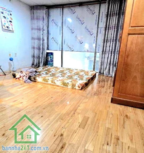 CHỈ 4,4 TỶ – HXH LÊ VĂN KHƯƠNG – 88M² (4x22) - CẤP 4 - 2PN - 2WC Diện tích hiếm: 88m² ngang 4m dài 22m Hẻm xe hơi vào tận nhà Nhà cấp 4 gồm: 2PN – 2WC ✔ Sân để xe rộbg rãi