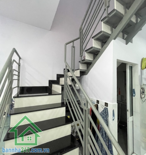 CHỈ 3,2 TỶ – NHÀ ĐẸP Ở LIỀN – HẺM XE TẢI – BÌNH TÂN • Diện tích: 4m x 12m – 48m² • Kết cấu: 1 trệt – 1 lầu • Công năng: 2 phòng ngủ – 2 WC • Nhà đẹp, gọn gàng, vào ở ngay • Hẻm ô tô – xe tải thông tứ tung • Khu dân cư đông đúc, an ninh Ưu điểm: • Nhà đang