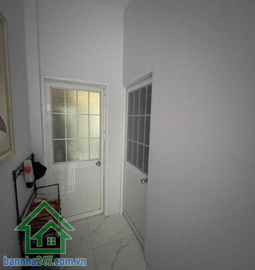 CHỈ 3,2 TỶ – NHÀ ĐẸP Ở LIỀN – HẺM XE TẢI – BÌNH TÂN • Diện tích: 4m x 12m – 48m² • Kết cấu: 1 trệt – 1 lầu • Công năng: 2 phòng ngủ – 2 WC • Nhà đẹp, gọn gàng, vào ở ngay • Hẻm ô tô – xe tải thông tứ tung • Khu dân cư đông đúc, an ninh Ưu điểm: • Nhà đang