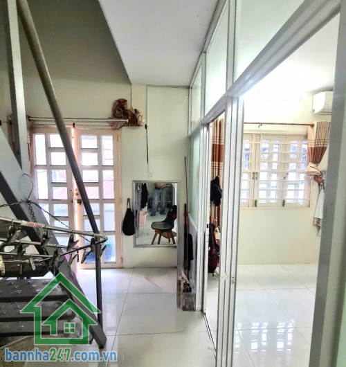 NHÀ MỚI Ở NGAY – LŨY BÁN BÍCH, HÒA THẠNH, TÂN PHÚ – LÔ GÓC 2 MẶT TIỀN – DTSD 53M² – CHỈ 3,4 TỶ. Hẻm thoáng thông ra Trịnh Đình Thảo – Kênh Tân Hóa. Ngay Chung cư Idico, Carillon 5 – khu dân cư văn minh, sầm uất.
