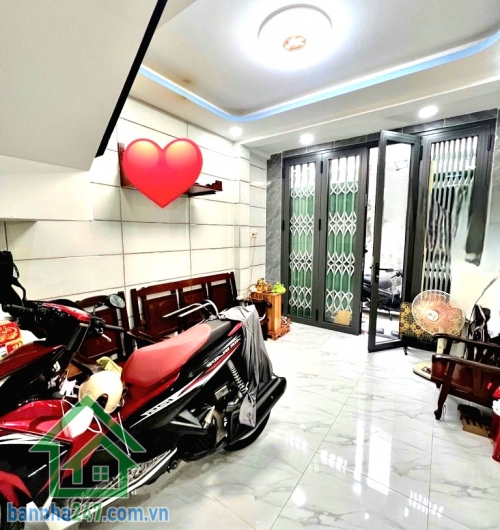 CHỈ 3,7 TỶ – HÒA BÌNH – SÁT ĐẦM SEN – NHÀ 3 TẦNG ĐẸP 4PN – 3WC – PK – BẾP – BAN CÔNG  Giá mềm – nhà mới – vị trí trung tâm, dọn vào ở ngay! Diện tích: 26m² (3.3 × 8m) Kết cấu: 1 trệt 2 lầu. Công năng: 4PN – 3WC – phòng khách – bếp – ban công. Nhà mới đẹp 