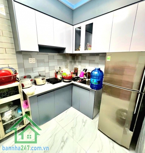 CHỈ 3,7 TỶ – HÒA BÌNH – SÁT ĐẦM SEN – NHÀ 3 TẦNG ĐẸP 4PN – 3WC – PK – BẾP – BAN CÔNG  Giá mềm – nhà mới – vị trí trung tâm, dọn vào ở ngay! Diện tích: 26m² (3.3 × 8m) Kết cấu: 1 trệt 2 lầu. Công năng: 4PN – 3WC – phòng khách – bếp – ban công. Nhà mới đẹp 