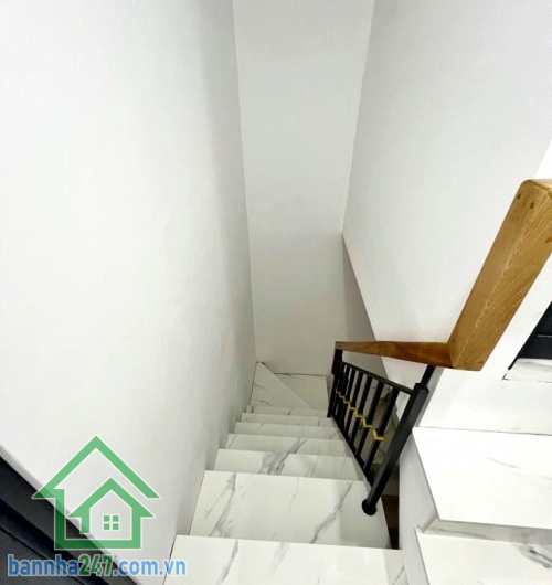 CHỈ 3,7 TỶ – HÒA BÌNH – SÁT ĐẦM SEN – NHÀ 3 TẦNG ĐẸP 4PN – 3WC – PK – BẾP – BAN CÔNG  Giá mềm – nhà mới – vị trí trung tâm, dọn vào ở ngay! Diện tích: 26m² (3.3 × 8m) Kết cấu: 1 trệt 2 lầu. Công năng: 4PN – 3WC – phòng khách – bếp – ban công. Nhà mới đẹp 