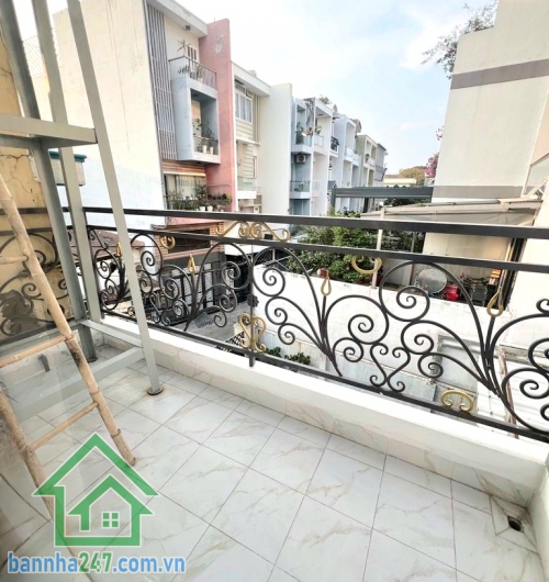 CHỈ 3,7 TỶ – HÒA BÌNH – SÁT ĐẦM SEN – NHÀ 3 TẦNG ĐẸP 4PN – 3WC – PK – BẾP – BAN CÔNG  Giá mềm – nhà mới – vị trí trung tâm, dọn vào ở ngay! Diện tích: 26m² (3.3 × 8m) Kết cấu: 1 trệt 2 lầu. Công năng: 4PN – 3WC – phòng khách – bếp – ban công. Nhà mới đẹp 