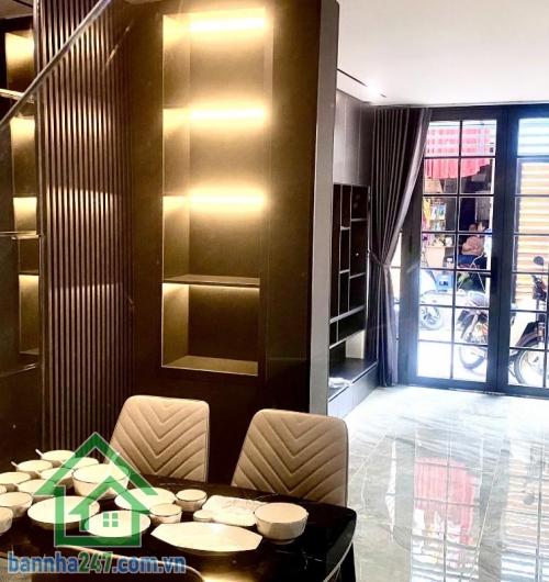 HXH TRUNG TÂM TÂN BÌNH – 3 TẦNG – 57M² – CHỈ 7,95 TỶ  Căn nhà diện tích lớn – vị trí trung tâm – phù hợp ở hoặc đầu tư lâu dài! Diện tích: 57m² – rộng rãi, dễ bố trí. Kết cấu: 3 tầng (1 trệt 2 lầu). Công năng: 3PN (có thể tách thành 4PN) – 4WC – phòng khá