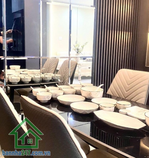 HXH TRUNG TÂM TÂN BÌNH – 3 TẦNG – 57M² – CHỈ 7,95 TỶ  Căn nhà diện tích lớn – vị trí trung tâm – phù hợp ở hoặc đầu tư lâu dài! Diện tích: 57m² – rộng rãi, dễ bố trí. Kết cấu: 3 tầng (1 trệt 2 lầu). Công năng: 3PN (có thể tách thành 4PN) – 4WC – phòng khá