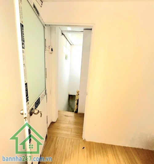 CHỈ 3,9 TỶ – NGAY CHỢ THỊ NGHÈ – GẦN MT PHAN VĂN HÂN - DT: 30M² (3,5x7) - 2 TẦNG - 2PN - 2WC Hẻm 3 gác – vài bước ra mặt tiền. Khu vực sầm uất, nhộn nhịp – hiếm nhà bán. Diện tích: 30m². Kết cấu: 1 trệt 1 lầu