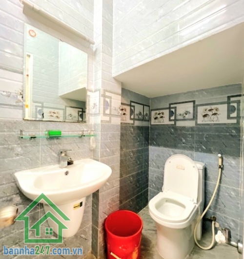 CHỈ 4,5 TỶ (TL) – ĐOÀN VĂN BƠ, QUẬN 4 – 3 TẦNG – 4PN – Ở NGAY Căn nhà trung tâm – giá tốt – phù hợp ở hoặc cho thuê giữ tiền! Diện tích: 35m² (3.5 × 9m) – nở hậu 4m Mob 0933144037