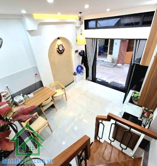 CHỈ 4,85 TỶ – NHÀ 3 TẦNG ĐÚC KIÊN CỐ – HẺM 4M AN NINH – 2PN 3WC Nhà đẹp gọn gàng, công năng đầy đủ, thích hợp gia đình trẻ mua ở ngay. Diện tích: 3.7 x 5m