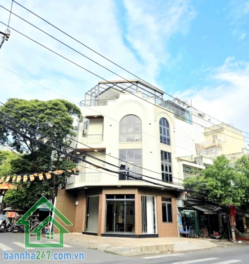 CHỈ 8,8 TỶ – LÔ GÓC 2 MẶT TIỀN – NGANG 6.5M – KHU VIP TÂN PHÚ • Diện tích: 6.5m x 6.4m – vuông vức như tờ A4 • Tổng diện tích sàn: ~109m² • Kết cấu: 1 trệt – 2 lầu – sân thượng • Thiết kế hiện đại, nhiều kính lấy sáng, không gian cực thoáng. Vị trí cực đẹ