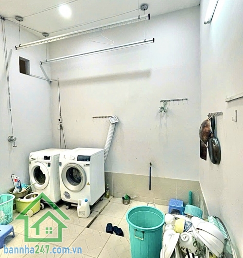 CHỈ 5,6 TỶ – 84M² (4x21)M – HXH THÔNG – SÁT MT TRƯỜNG CHINH - 3PN - 2WC • Diện tích: 4m x 21m – 84m² • Kết cấu: 1 trệt – 1 lửng • Công năng: • Phòng khách, bếp rộng rãi • Có 1 phòng ngủ dưới trệt tiện sinh hoạt • Nhà đang cho thuê 7,5 triệu/tháng