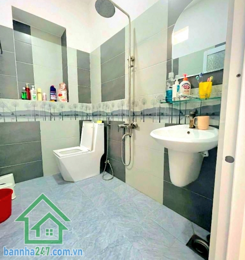 CHỈ 7,2 TỶ – SIÊU PHẨM KHU ĐẦM SEN – Tân Phú - 68m² – NHÀ ĐẸP CHẮC CHẮN – VÀO Ở NGAY – 2 TẦNG – 2PN, 2WC * Kết cấu: 1 trệt + 1 lầu, ban công thoáng, giếng trời cực sáng. Công năng: Phòng khách rộng, bếp thoải mái, 2PN – 2WC. Khu dân cư: Dân trí cao, an ni