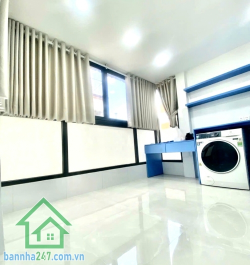 CHỈ 4,35 TỶ – NHÀ MỚI FULL NỘI THẤT – PHỐ ẨM THỰC HỒ THỊ KỶ – HẺM 6M THÔNG – 3 TẦNG NỞ HẬU- 2PN, 3WC DT thực tế: hơn 20m² (nở hậu, đẹp phong thủy)  Kết cấu: Kết cấu:  1 trệt 2 lầu – 2PN, 3WC, tầng 2 trở lên có đưa thêm 0.7m.