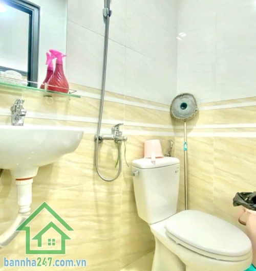 CHỈ 4,35 TỶ – NHÀ MỚI FULL NỘI THẤT – PHỐ ẨM THỰC HỒ THỊ KỶ – HẺM 6M THÔNG – 3 TẦNG NỞ HẬU- 2PN, 3WC DT thực tế: hơn 20m² (nở hậu, đẹp phong thủy)  Kết cấu: Kết cấu:  1 trệt 2 lầu – 2PN, 3WC, tầng 2 trở lên có đưa thêm 0.7m.