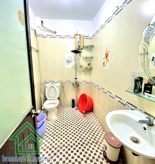CHỈ 5,2 TỶ – TÂN BÌNH GIÁP QUẬN 10 – NHÀ 3 TẦNG – HẺM RỘNG, 3 MẶT THOÁNG – SỔ NỞ HẬU. Kết cấu: 1 trệt 2 lầu, gồm PK – Bếp – 4PN/3WC Hẻm sạch – an ninh – thông.