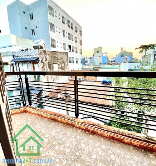 CHỈ 5,2 TỶ – TÂN BÌNH GIÁP QUẬN 10 – NHÀ 3 TẦNG – HẺM RỘNG, 3 MẶT THOÁNG – SỔ NỞ HẬU. Kết cấu: 1 trệt 2 lầu, gồm PK – Bếp – 4PN/3WC Hẻm sạch – an ninh – thông.