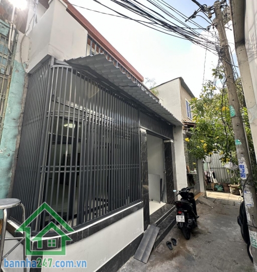 CHỈ 5,6 TỶ - NHÀ MỚI ĐẸP – NGAY KÊNH TÂN HÓA – CHỈ VÀI BƯỚC SANG BÀU CÁT TÂN BÌNH * Diện tích 70m2 (5 x 13m, nở hậu 5.8m tài lộc). * Kết cấu 1 trệt 1 lầu, 3PN, 3WC, có phòng ngủ dưới trệt.