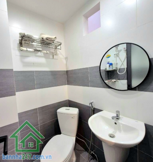 CHỈ 4,8 TỶ – SIÊU PHẨM QUẬN 10 - 3 TẦNG BTCT – 60M² – MỚI 100% – FULL NỘI THẤT SÁT MẶT TIỀN – PHONG CÁCH HIỆN ĐẠI – HẺM THÔNG 4M Kết cấu: • 1 trệt 2 lầu mới.