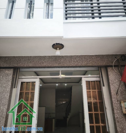 CHỈ 3,9 TỶ – HẺM XE HƠI 4M THÔNG – NHÀ 3 TẦNG ĐẸP – VÀO Ở NGAY Nhà mới sửa, dọn vào ở liền – vị trí cực kỳ tiện lợi. - Diện tích: 32m² (3.5 x 9m), hướng Bắc.
