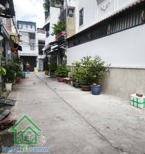 CHỈ 3,9 TỶ – HẺM XE HƠI 4M THÔNG – NHÀ 3 TẦNG ĐẸP – VÀO Ở NGAY Nhà mới sửa, dọn vào ở liền – vị trí cực kỳ tiện lợi. - Diện tích: 32m² (3.5 x 9m), hướng Bắc.