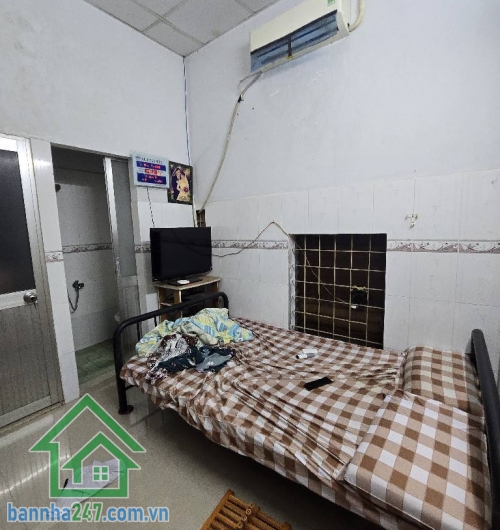 CHỈ 5,45 TỶ - HẺM XE HƠI – TÂN BÌNH – GẦN LẠC LONG QUÂN – 52M² – 2 TẦNG – 3PN Kết cấu: 1 trệt, 1 lầu, gồm 3 phòng ngủ. Diện tích 52m², nhà nở hậu 3.9m, phong thủy tốt.